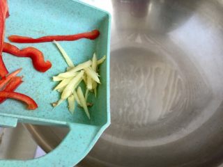 10、十分钟快手菜系列➕冬日里的美味➕蒜黄炒三丝,热锅冷油，小火，放入姜丝煸香