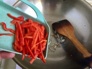 11、十分钟快手菜系列➕冬日里的美味➕蒜黄炒三丝,放入红椒煸炒一下