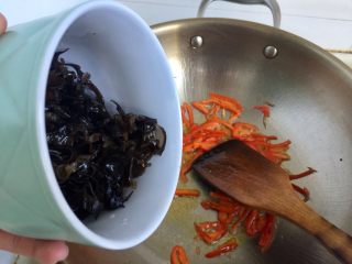 12、十分钟快手菜系列➕冬日里的美味➕蒜黄炒三丝,倒入木耳翻炒均匀，