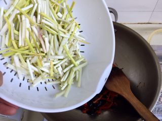 13、十分钟快手菜系列➕冬日里的美味➕蒜黄炒三丝,转中大火，倒入蒜黄翻炒