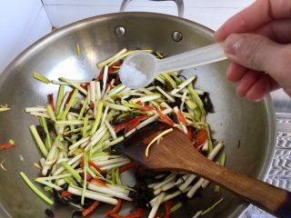 14、十分钟快手菜系列➕冬日里的美味➕蒜黄炒三丝,加入少许白糖