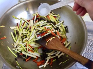 15、十分钟快手菜系列➕冬日里的美味➕蒜黄炒三丝,适量食盐翻炒均匀