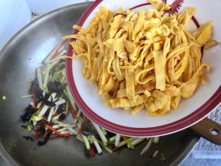 16、十分钟快手菜系列➕冬日里的美味➕蒜黄炒三丝,加入蛋皮翻炒均匀，即可出锅。因为蛋液中放过盐了，所以后放。如果大家没放盐，可以放入蛋皮后再加盐进行调味。