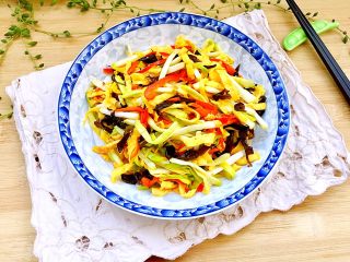 17、十分钟快手菜系列➕冬日里的美味➕蒜黄炒三丝,成品