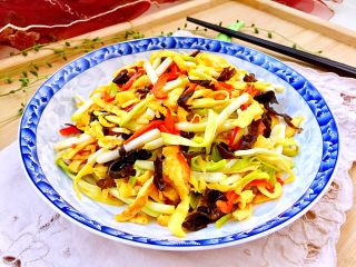 18、十分钟快手菜系列➕冬日里的美味➕蒜黄炒三丝,成品