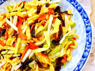 21、十分钟快手菜系列➕冬日里的美味➕蒜黄炒三丝,这道菜，蒜浓蛋香，滋味鲜美，色彩缤纷，营养丰富，制作简单快捷，是冬日里一道很快手的家常菜，快来尝尝吧