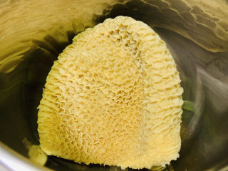 4、凉拌牛肚,放入牛肚；