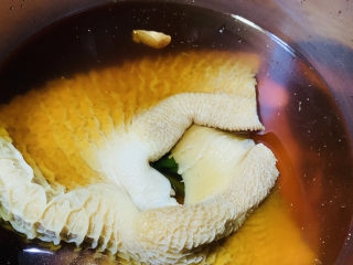 8、凉拌牛肚,高压锅上汽后，中小火，压25分钟；