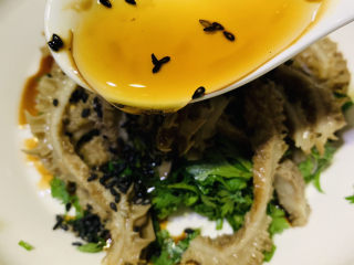 14、凉拌牛肚,加芝麻油；