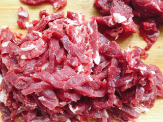1、爆炒牛肉丝,牛肉切成丝