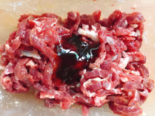 4、爆炒牛肉丝,放入蚝油