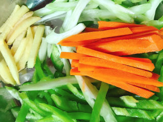 7、爆炒牛肉丝,生姜、胡萝卜、青椒、西芹切成丝