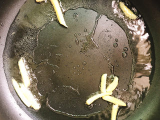 8、爆炒牛肉丝,热锅冷油,放入姜丝炒香