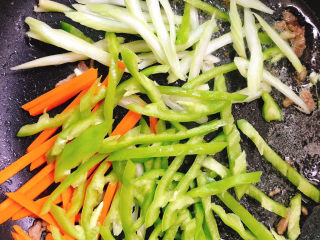 14、爆炒牛肉丝,倒入蔬菜丝