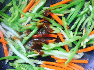 15、爆炒牛肉丝,放入黑胡椒酱