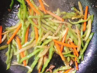 16、爆炒牛肉丝,炒熟