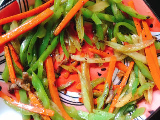 17、爆炒牛肉丝,装入盘中