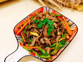 18、爆炒牛肉丝,炒好的牛肉丝倒在最上面