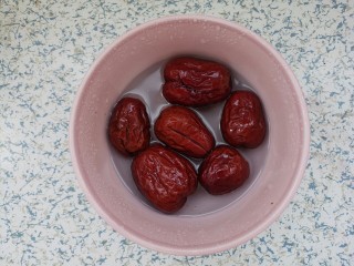 1、苹果红枣水,先把红枣洗干净