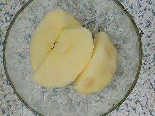 3、苹果红枣水,切开，用半个就够