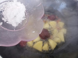 15、苹果红枣水,倒入煮好的苹果红枣中