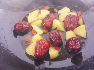 16、苹果红枣水,然后糖化了，就可以喝了