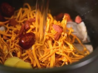 3、虫草花排骨汤,健康营养,又好吃,取砂锅，倒入排骨、虫草花、姜片、红枣、枸杞，再加入足量清水