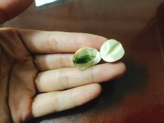 1、莲子红枣银耳糖水,莲子从中线掰开。