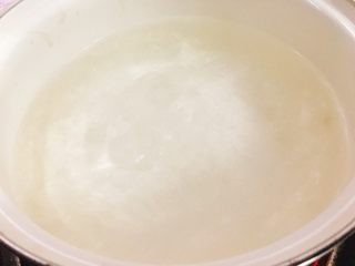 4、莲子红枣银耳糖水,锅内加水，中火煮至沸腾。