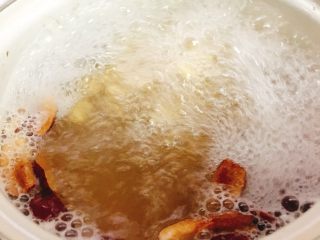 6、莲子红枣银耳糖水,再加入红枣煮3分钟后，转小火。