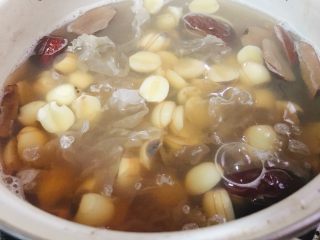 8、莲子红枣银耳糖水,加入适量冰糖或白糖调味即可。