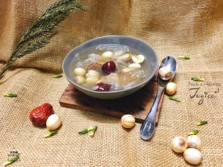 9、莲子红枣银耳糖水,一碗清润的糖水就完成了！