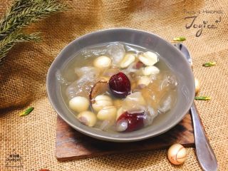 10、莲子红枣银耳糖水,假如你喜欢香浓口味的，还可以加入牛奶或椰浆哦！