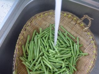 4、酸辣凉豇豆,把豇豆洗净。