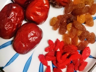 2、红枣糯米饭,食材洗干净备用