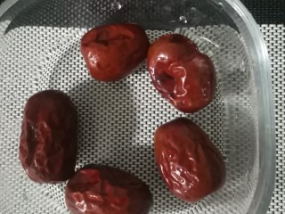 4、红枣糯米饭,先铺上一层红枣