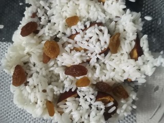 6、红枣糯米饭,放上葡萄干