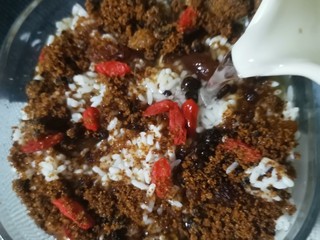 11、红枣糯米饭,加入莫过红糖的水