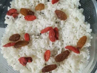 9、红枣糯米饭,撒上枸杞