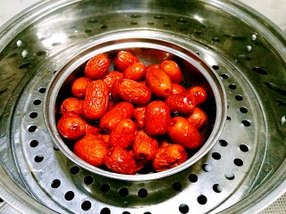 4、甑糕,洗净的枣上锅蒸10分钟