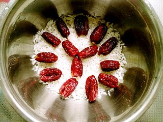 6、甑糕,陕西甑糕是用甑锅做的,在家里就找个深点的容器,底部先厚厚铺一层糯米,再铺一层枣