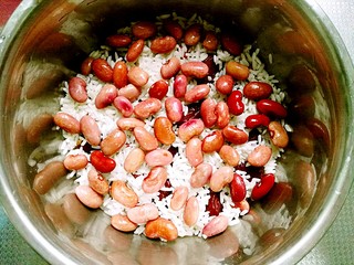 7、甑糕,接着再铺一层糯米,铺一层芸豆