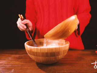 2、【清·四喜饺子】,开水、凉水和面，待略凉后，用手和成团，饧面15分钟。