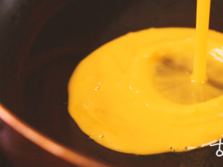 3、【清·四喜饺子】,鸡蛋加少许盐，入锅内煎成蛋皮（或直接搅成鸡蛋碎）；芹菜，水发木耳、胡萝卜，蛋皮分别切成碎。