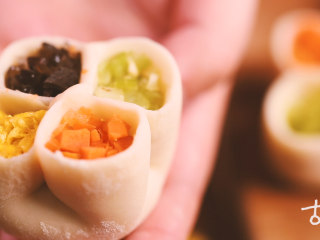 5、【清·四喜饺子】,将饺子放在蒸架上，再用小匙分别将四色馅料填入。