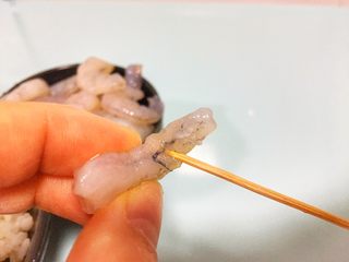 2、宝宝辅食9M➕:自制小零食----鲜虾圈,将虾仁解冻洗净后去除虾线