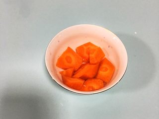 3、宝宝辅食9M➕:自制小零食----鲜虾圈,胡萝卜去皮切小块