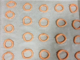 8、宝宝辅食9M➕:自制小零食----鲜虾圈,在烤纸上均匀的挤好虾圈