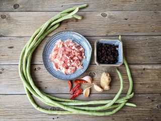 1、肉末豆角,准备食材。
