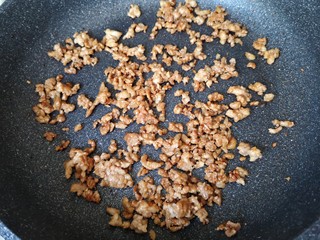 6、肉末豆角,炒好的肉馅盛出备用。